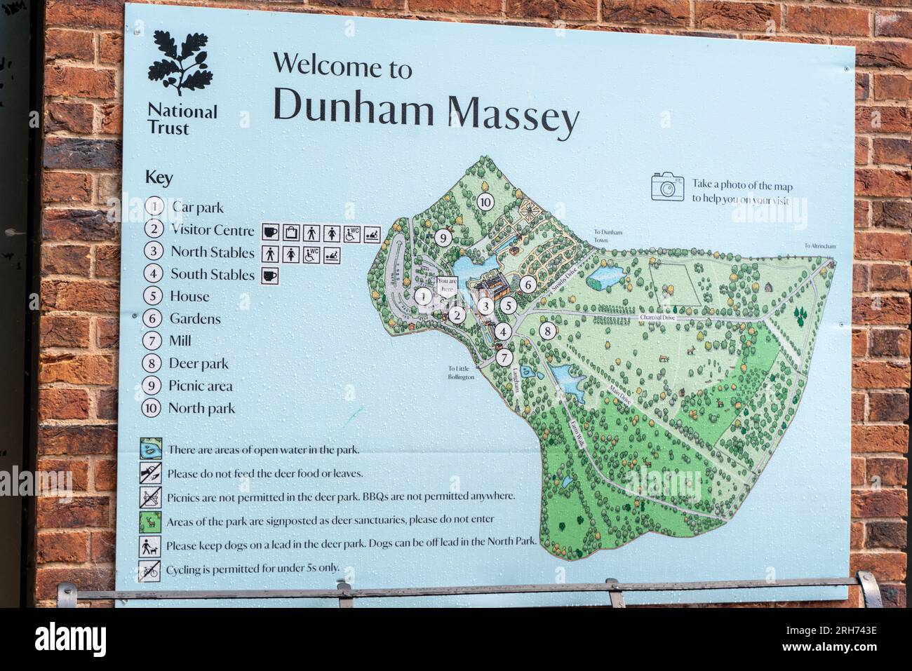 Bienvenue sur Dunham Massey information et panneau de carte Banque D'Images