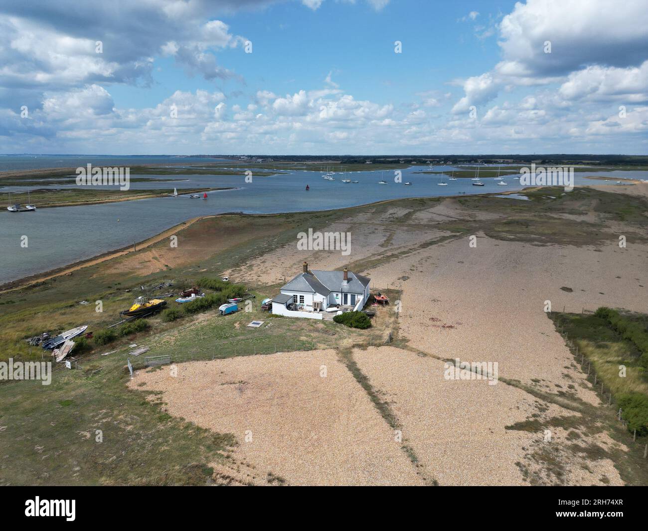 Lone Cottage sur la plage de galets près du phare de Hurst point UK drone, aérien Banque D'Images