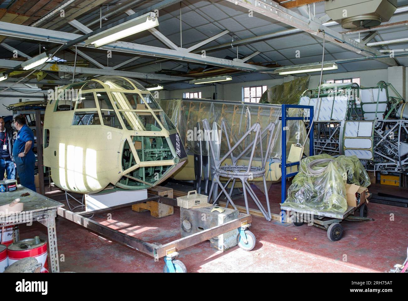 Bristol Blenheim Mk I section nez à l'intérieur de l'atelier Aircraft Restoration Company à Duxford, Royaume-Uni. Bâtiment Arco 66 Banque D'Images