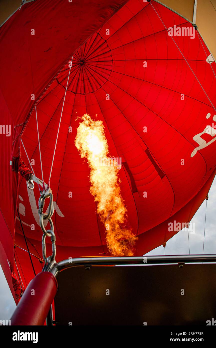 Flamme de brûleur de ballon à air chaud montant dans la verrière Banque D'Images