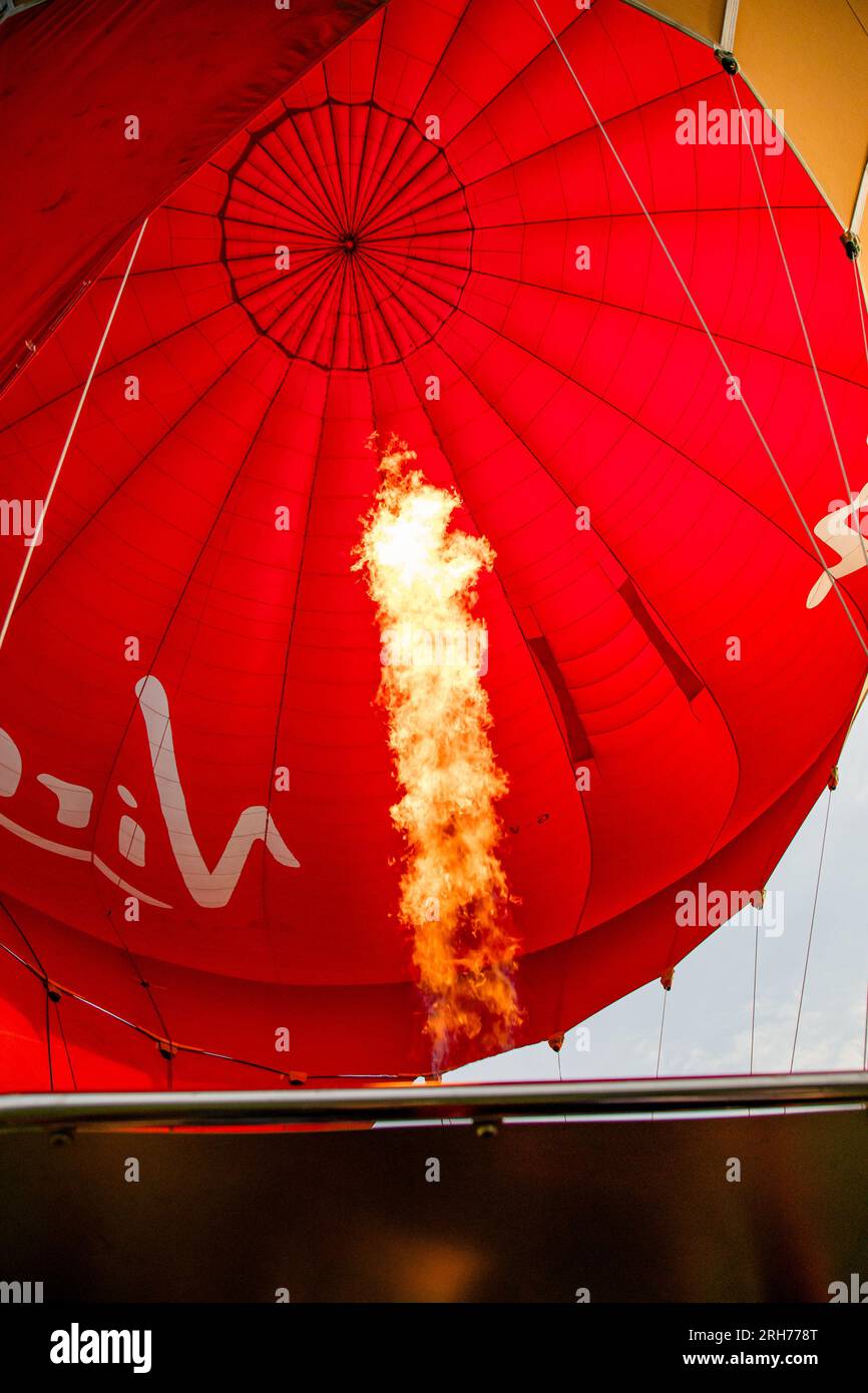 Flamme de brûleur de ballon à air chaud montant dans la verrière Banque D'Images