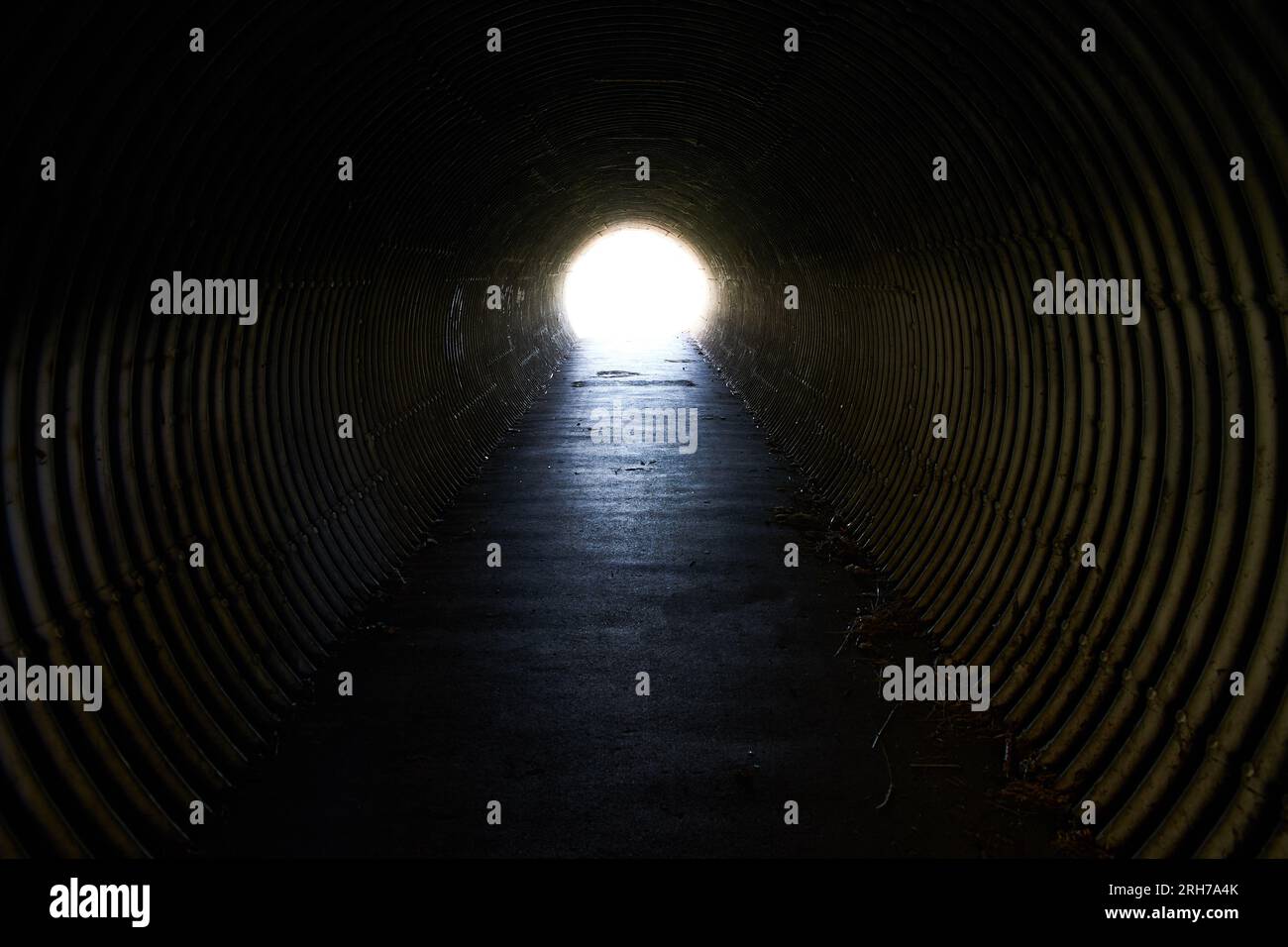 lumière au bout du tunnel. Cercles sur le mur. Banque D'Images