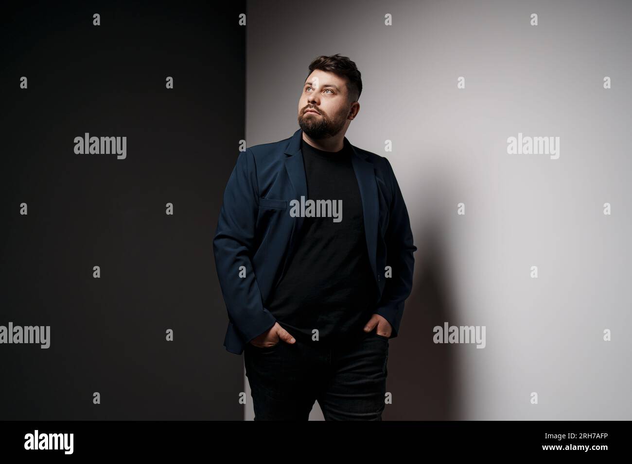 Homme barbu élégant dans une tenue décontractée élégante Banque D'Images
