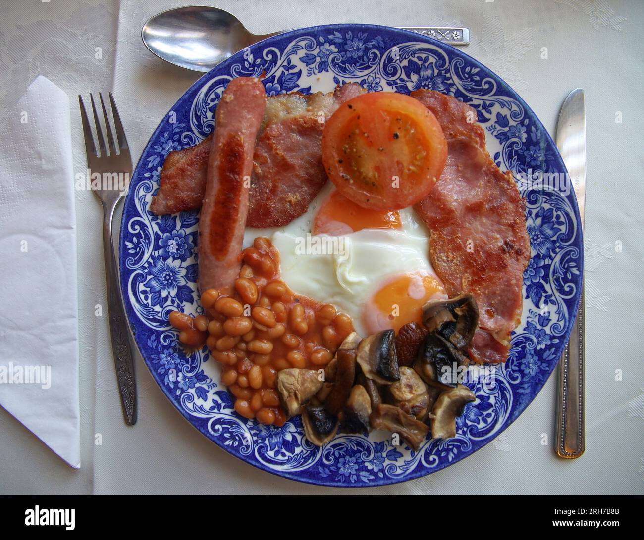 Petit déjeuner anglais traditionnel. Bacon, saucisse, haricots, champignons, tomates, oeuf Banque D'Images