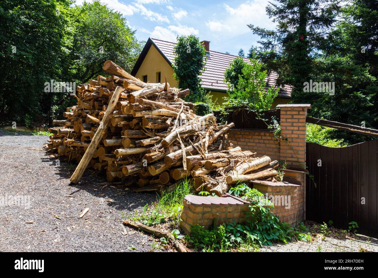 Pile de rondins pour l'hiver devant la maison près de la forêt, Sopron, Hongrie Banque D'Images