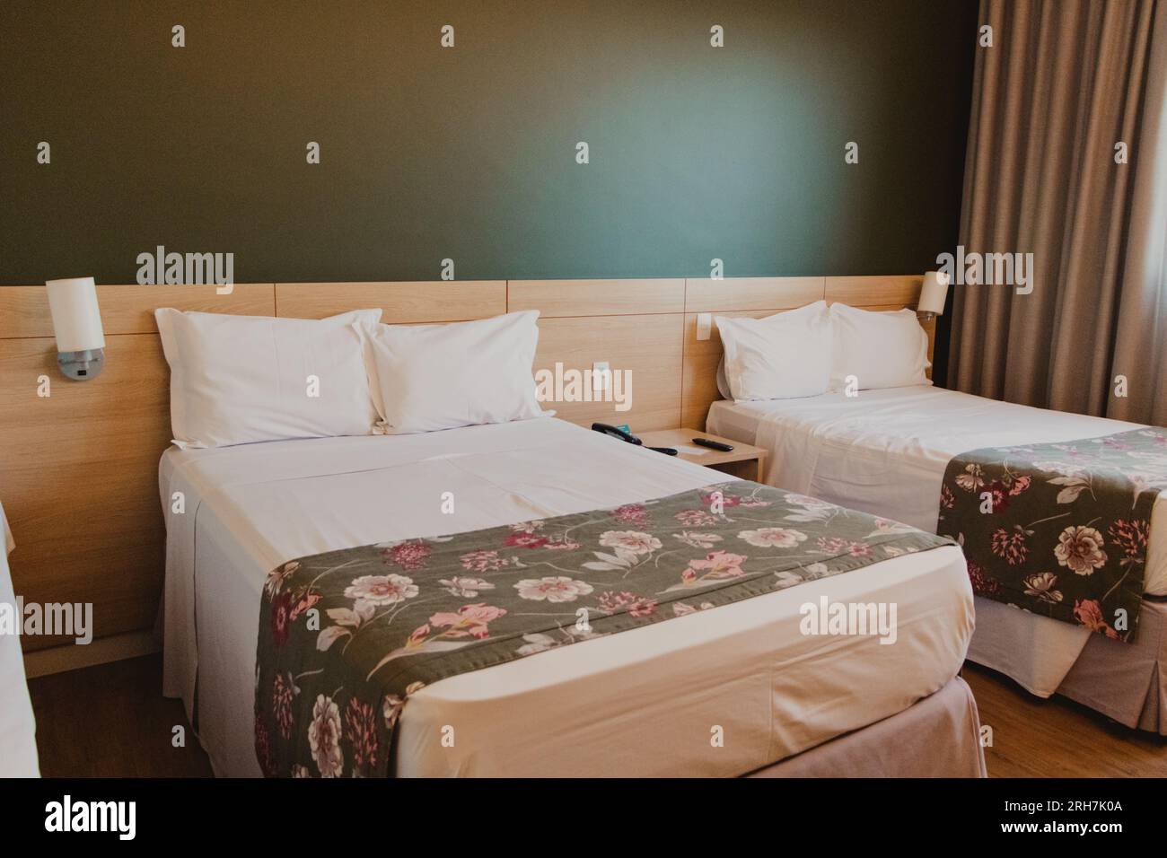 vue sur les lits dans la chambre d'hôtel Banque D'Images