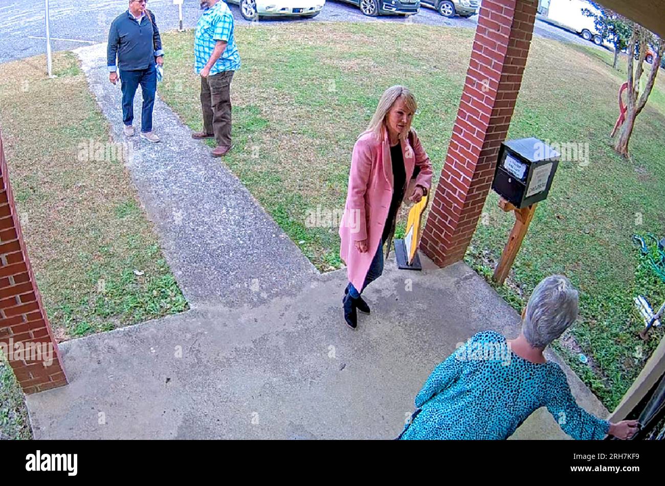 Captures d'écran d'une caméra de sécurité du bureau électoral du comté de Coffee, en Géorgie. Cathy Latham, responsable du Parti républicain du comté, vêtue d’une longue chemise bleu clair, est vue avec une équipe de spécialistes en informatique embauchés par Trump au bureau électoral où ils ont créé des copies des données de l’équipement de vote en janvier 2021. (Photo de Coffee County (GA)) Banque D'Images