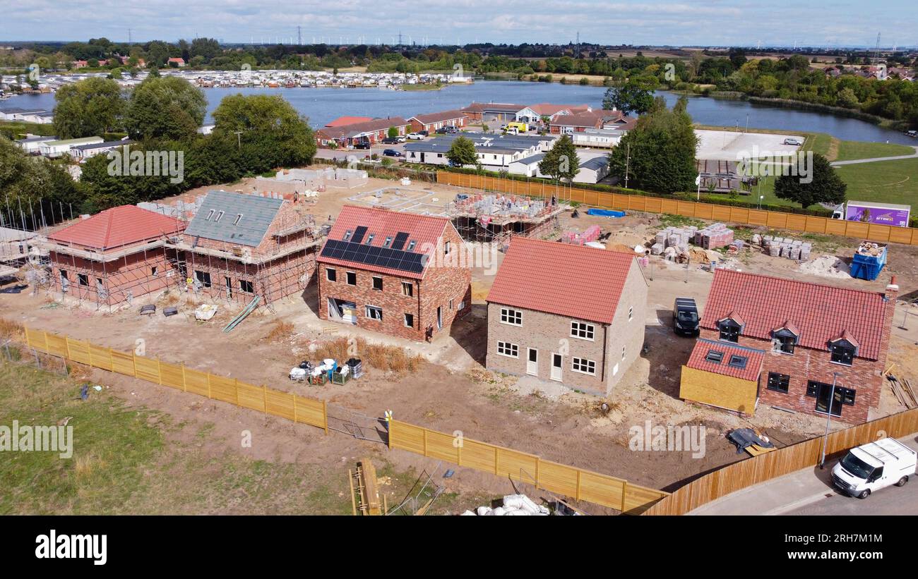 Prise de vue aérienne par drone de belles maisons neuves de qualité en construction sur un nouveau lotissement. Banque D'Images