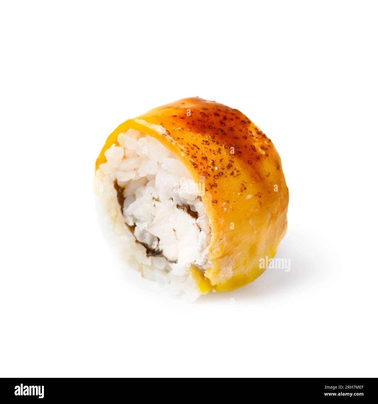 Rouleau de sushi avec fromage gros plan, isolé sur fond blanc Banque D'Images
