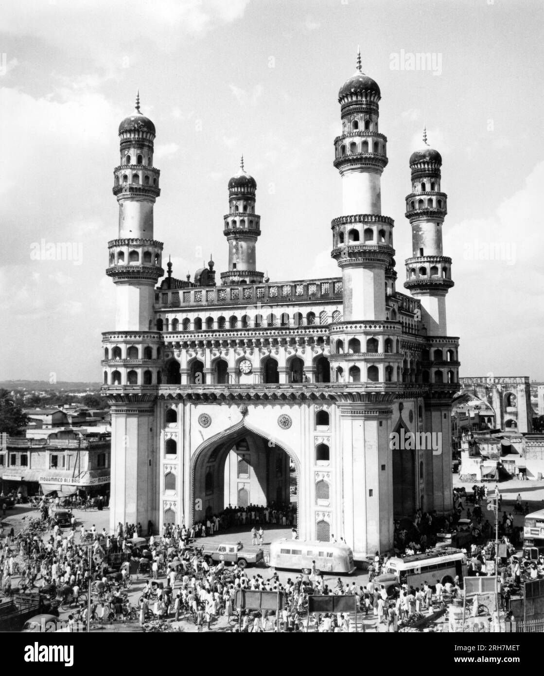Une remorque Airstream au monument Char Minar (1591) à Hyderabad, en Inde Banque D'Images