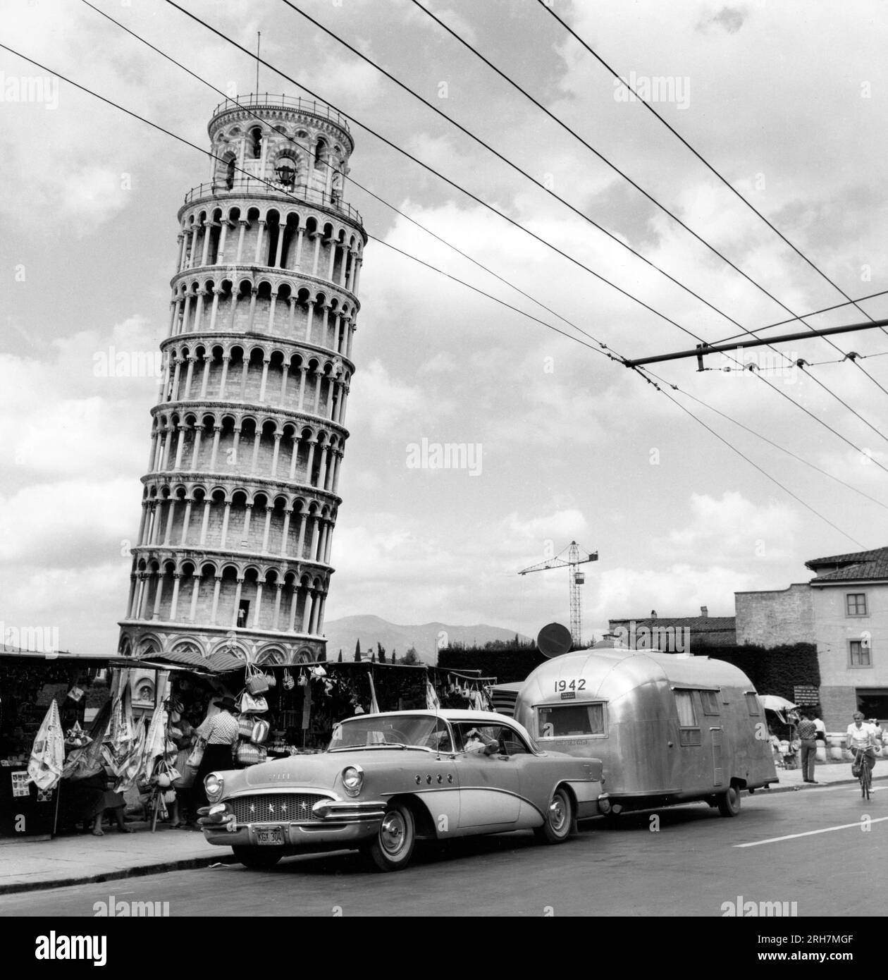 Buick tire une remorque Airstream à Pise, en Italie, dans le cadre d'une caravane européenne Wally Byam 1956. Banque D'Images