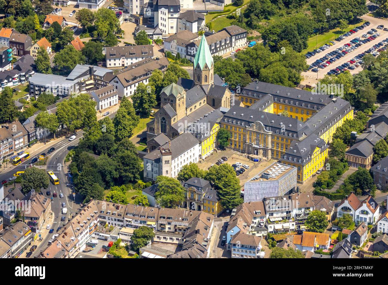 Vue aérienne, Basilica St. Église catholique de Ludgerus, Université Folkwang des Arts, werden, Essen, région de la Ruhr, Rhénanie du Nord-Westphalie, Allemagne Banque D'Images