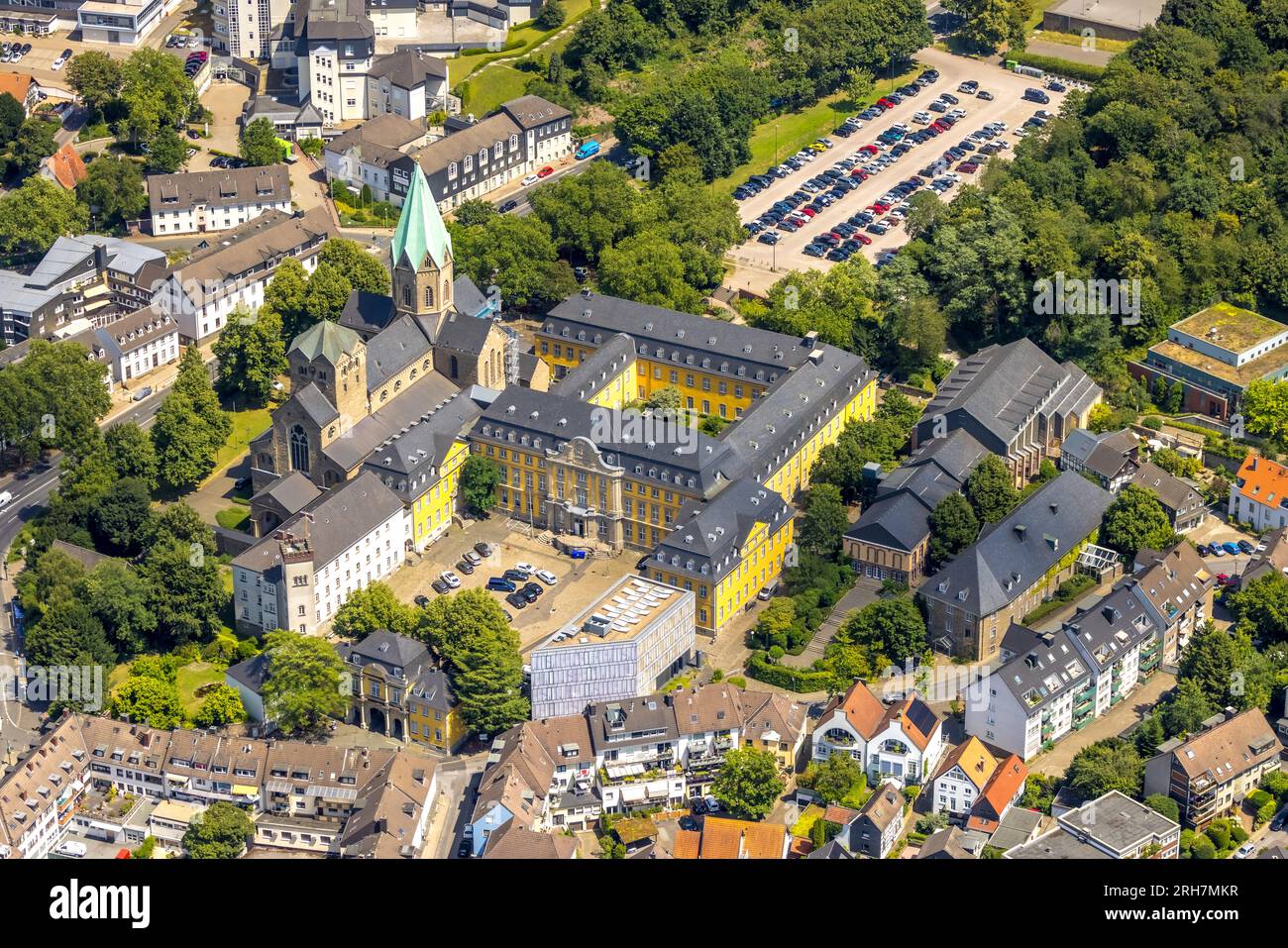 Vue aérienne, Basilica St. Église catholique de Ludgerus, Université Folkwang des Arts, werden, Essen, région de la Ruhr, Rhénanie du Nord-Westphalie, Allemagne Banque D'Images