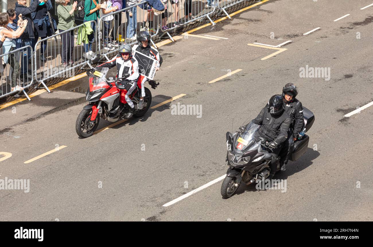 Deux motos de soutien pour les Championnats du monde UCI de course sur route féminine élite 2023, sur Byres Road à Glasgow, en Écosse. Banque D'Images