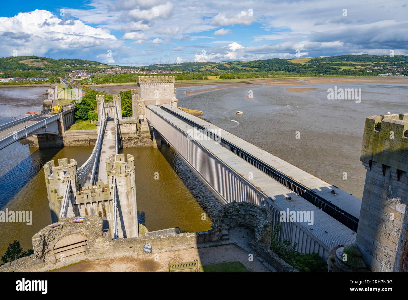 Vue de l'autre côté de la rivière Conwy vers Llandudno depuis le château de Conwy avec les ponts de Thomas Telford et Robert Stephenson Banque D'Images