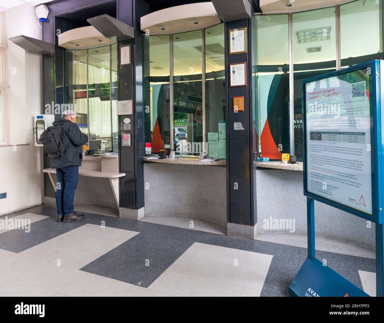 Billetterie de la gare de Lancaster avec un passager achetant un billet. Il est proposé de fermer complètement le bureau dans le cadre du plan de 2023 Banque D'Images