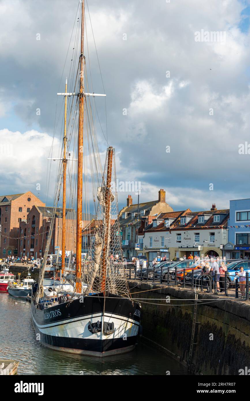 L'Albatros, un clipper de la mer du Nord de 1899, vient de rentrer sur les quais de la ville dans la station de pêche et de vacances de Wells-Next-the-Sea, Norfolk, Angleterre Banque D'Images