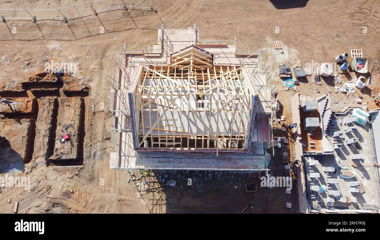 Plan de drone aérien de haut en bas d'une nouvelle maison de construction en construction avec les fermes de toit clairement montrées. Banque D'Images