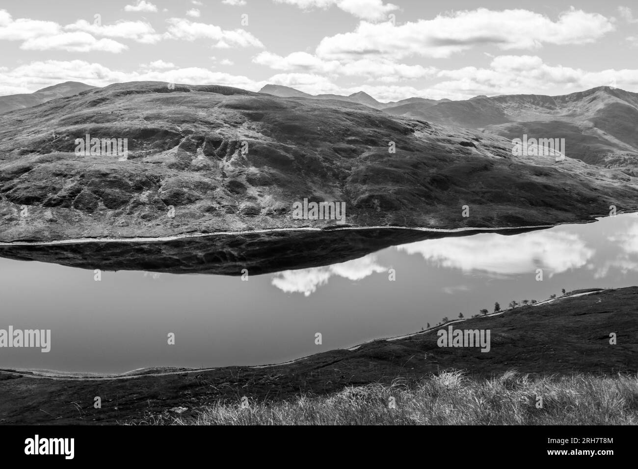 Vue sur le loch et les montagnes dans les hautes terres de Scotlands en noir et blanc Banque D'Images