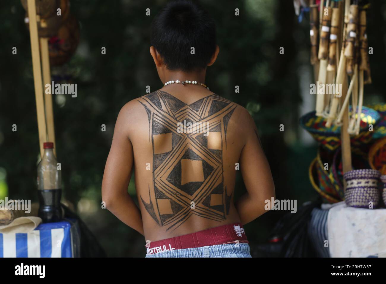 Portrait de garçon indigène brésilien avec le corps peint en tatouage arrière avec de l'encre. Célébration de la Journée internationale des peuples autochtones Banque D'Images