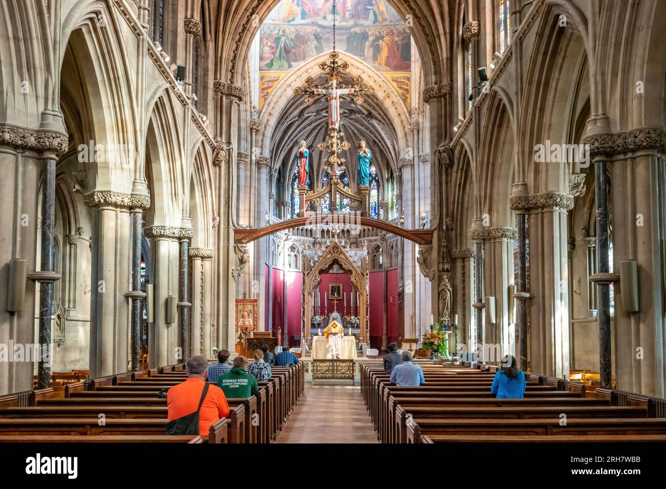 Messe dans l'Église de notre-Dame et des Martyrs anglais à Cambridge, Angleterre, Royaume-Uni Banque D'Images