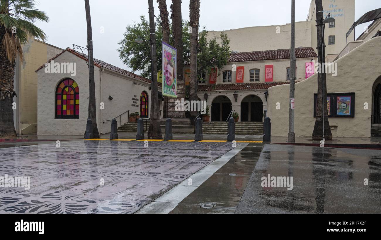 L'extérieur du Pasadena Playhouse Theater est montré un jour de pluie. Banque D'Images