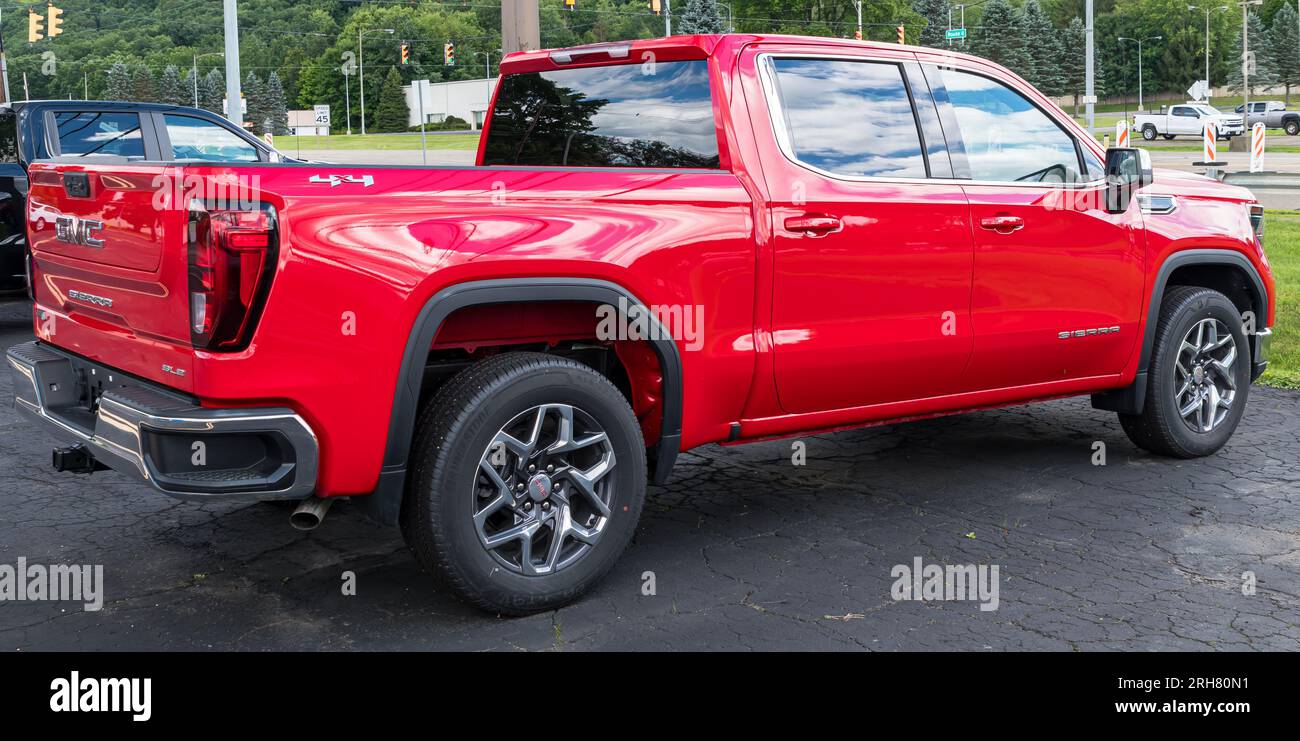 Un camion neuf GMC Sierra quatre portes rouge à vendre chez un  concessionnaire à Starbrick, Pennsylvanie, États-Unis Photo Stock - Alamy