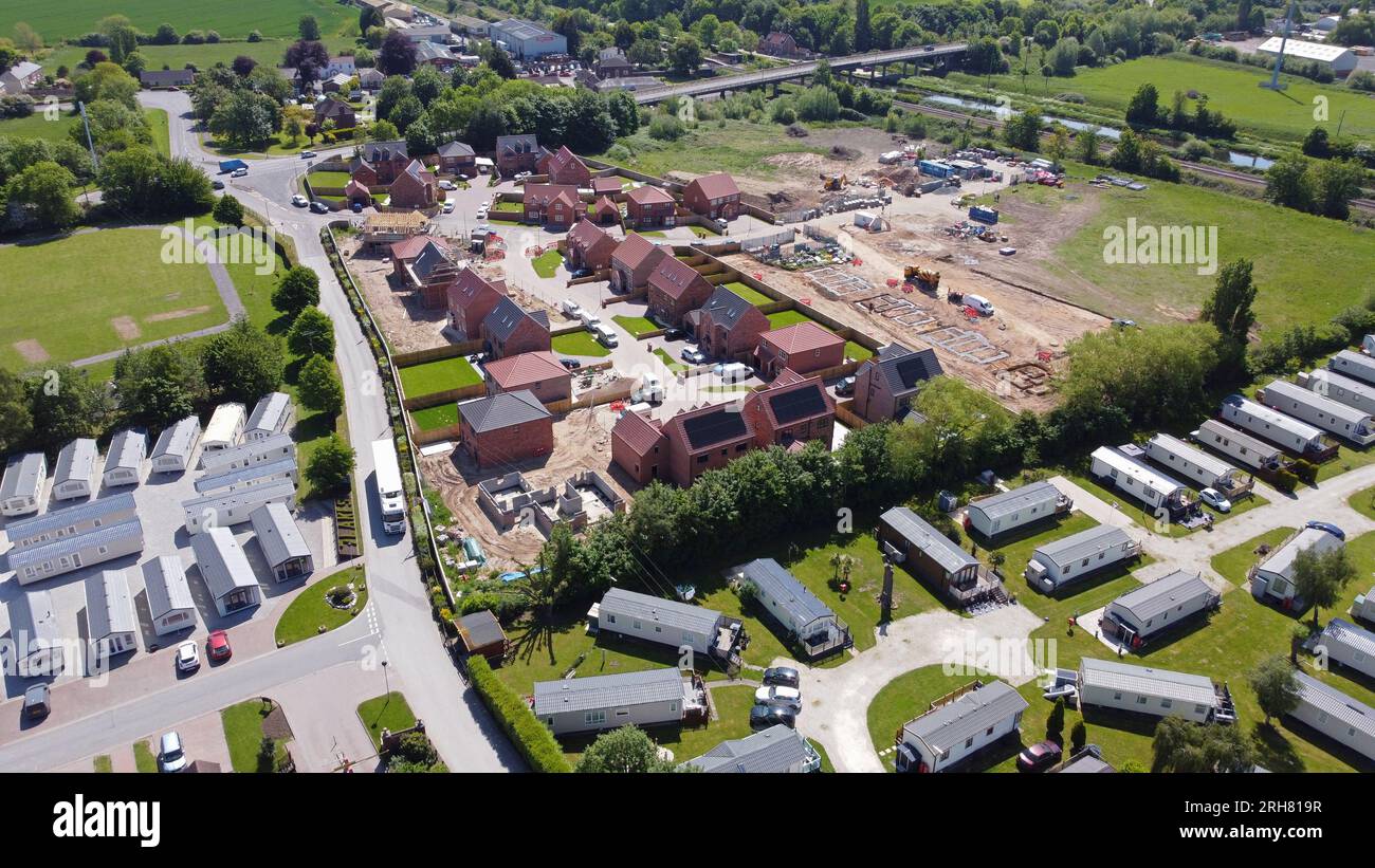 Drone vue de l'air d'un grand domaine de maisons de qualité nouvelle construction en cours de construction. Banque D'Images