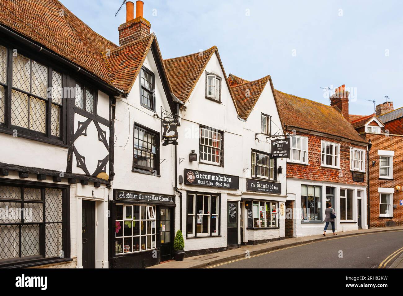 The Mint, une rue à Rye, une ville anglaise historique près de la côte dans l'East Sussex, avec Swan Cottage Tea Rooms et le pub Standard Inn Banque D'Images