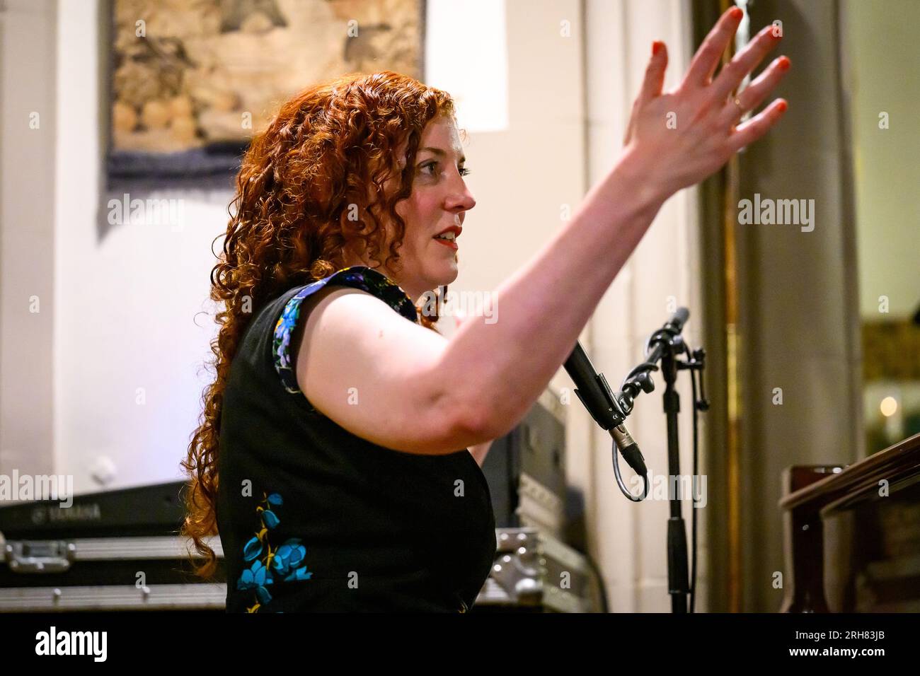 Édimbourg, Écosse. LUN 14 août 2023. L’artiste écossais Chrysanths donne son premier concert dans le cadre du programme Made in Scotland au Festival Fringe d’Édimbourg. Chrysanths est le dernier projet de la chanteuse-compositrice Emily Scott et sortira son album solo “Leave No Shadow” fin 2023. Elle est surtout connue comme chanteuse avec le célèbre groupe écossais de chambre folk Modern Studies. Banque D'Images