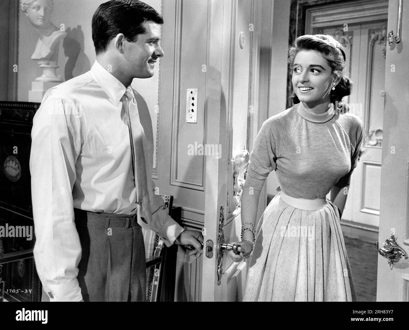 Dewey Martin, Anna Maria Alberghetti, sur le tournage du film, 'Ten Thousand Bedrooms', MGM, 1957 Banque D'Images