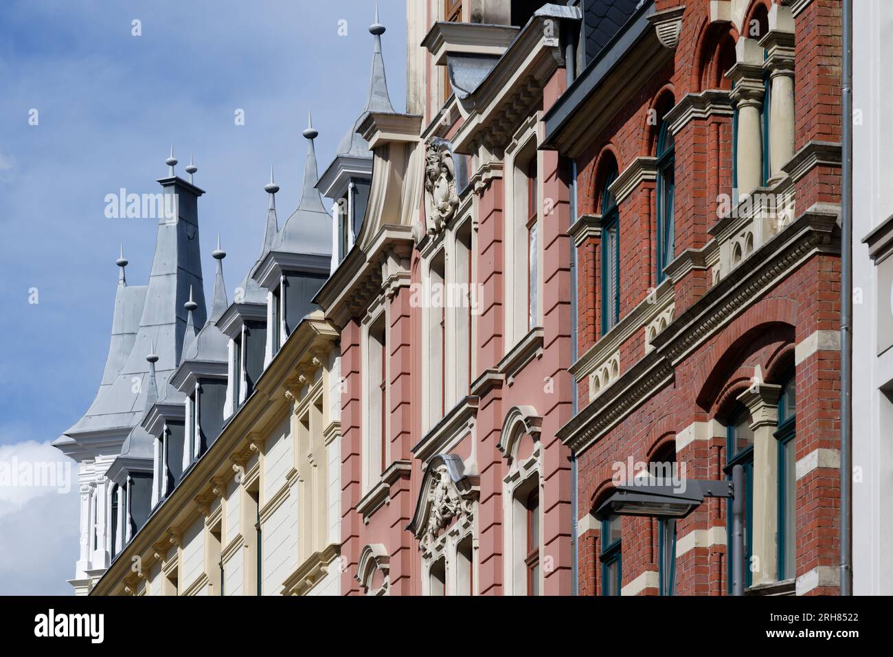 belles façades historicistes pastel ornées avec oriels et tourelles de la fin du 19e siècle dans le quartier friesenviertel de cologne Banque D'Images