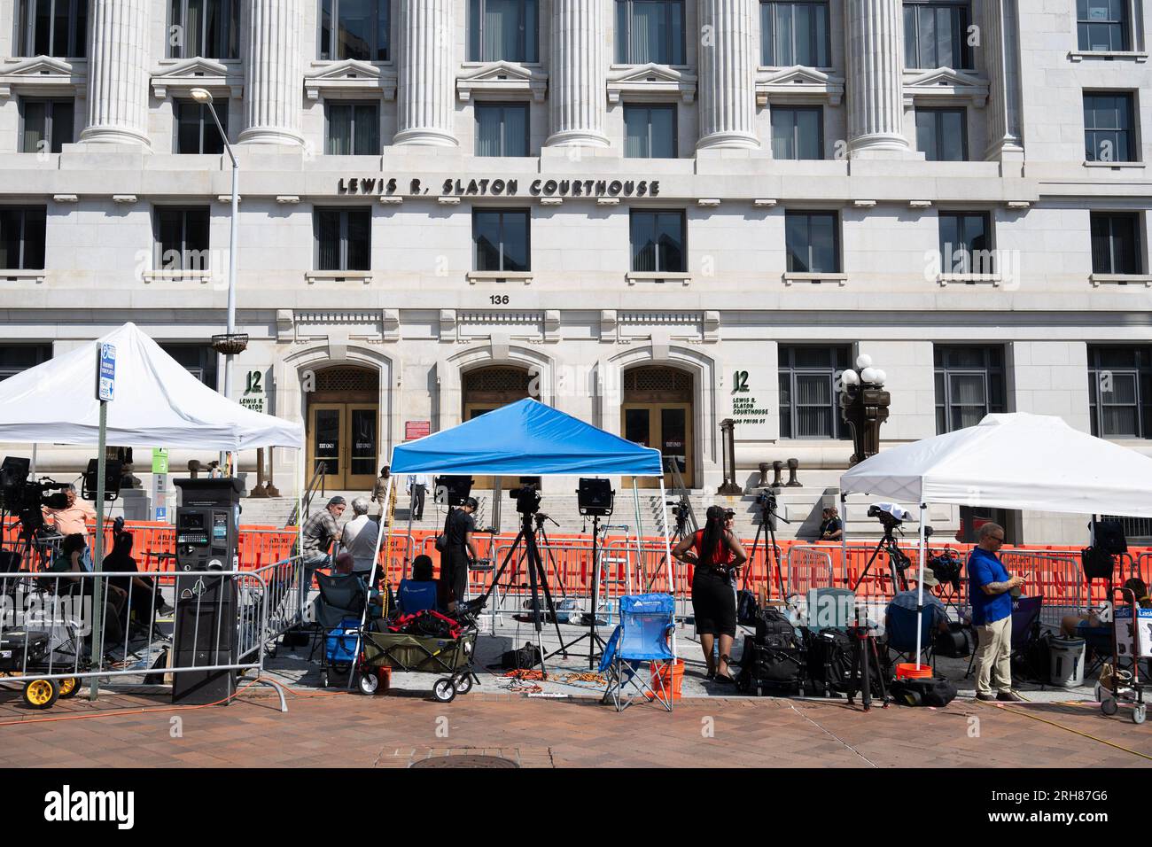 Atlanta, Géorgie, États-Unis. 14 août 2023. Le grand campement des médias à l'extérieur du comté de Fulton, au palais de justice de Géorgie, où un grand jury devrait terminer son témoignage aujourd'hui concernant l'ancien président Donald Trump. (Image de crédit : © Robin Rayne/ZUMA Press Wire) USAGE ÉDITORIAL SEULEMENT! Non destiné à UN USAGE commercial ! Crédit : ZUMA Press, Inc./Alamy Live News Banque D'Images