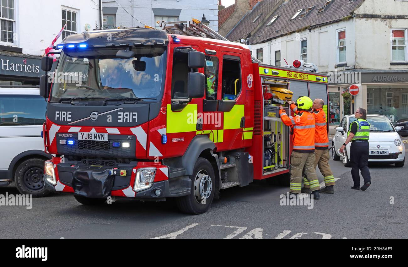 L'équipe de secours et d'incendie de Knaresborough assiste à une fuite d'essence de véhicule à Market PL, Knaresborough, North Yorkshire, Angleterre, Royaume-Uni, HG5 8AL - YJ18 MVN Banque D'Images