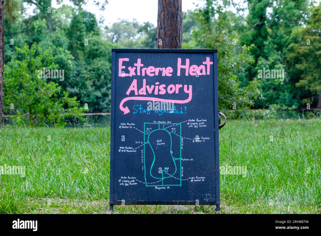 Panneau d'avis de chaleur extrême montrant l'emplacement des abris et des fontaines d'eau dans Audubon Park à la Nouvelle-Orléans, Louisiane, États-Unis Banque D'Images
