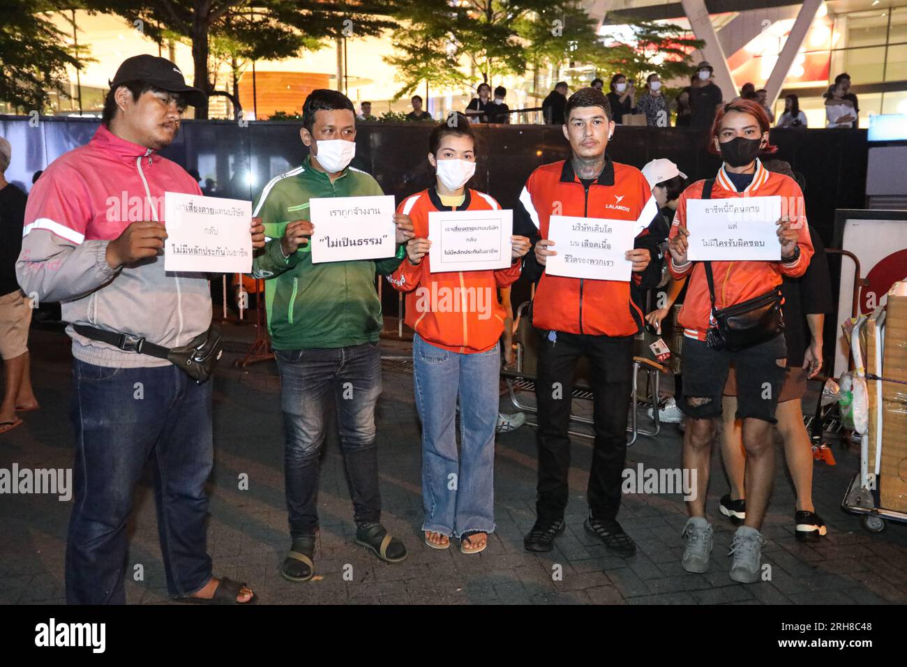 Bangkok, Thaïlande. 14 août 2023. Le Motorcycle Riders Union, qui fournit des services pour les applications de livraison de nourriture et de fournitures, tient une pancarte protestant contre l'emploi équitable pour les conducteurs. (Photo de Adirach Toumlamoon/Pacific Press) crédit : Pacific Press Media production Corp./Alamy Live News Banque D'Images