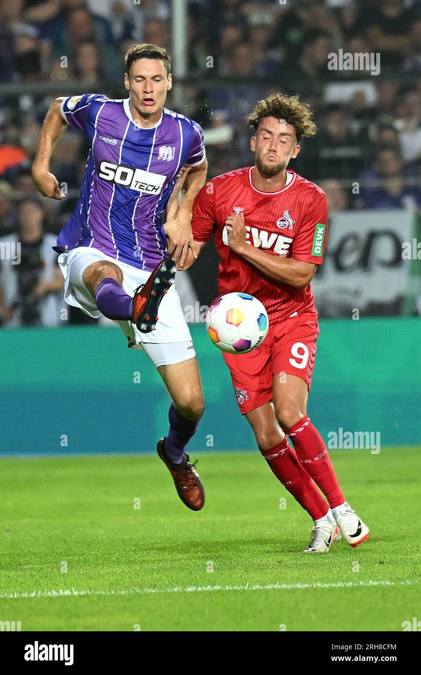 Osnabruck. 14 août 2023. Maximilian Thalhammer (L) du VfL Osnabruck affronte Luca Waldschmidt du FC Koln lors du match de 1e tour de la coupe d’Allemagne entre le FC Koln et le VfL Osnabruck à Osnabruck, en Allemagne, le 14 août 2023. Crédit : Ulrich Hufnagel/Xinhua/Alamy Live News Banque D'Images