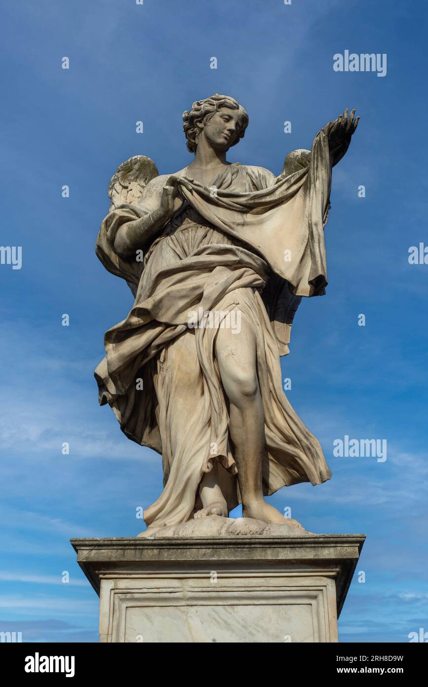 Statue de l'Ange avec le Suaire (voile de Véronique) par Bernini sur le Ponte Sant'Angelo, Rome, Italie. Banque D'Images