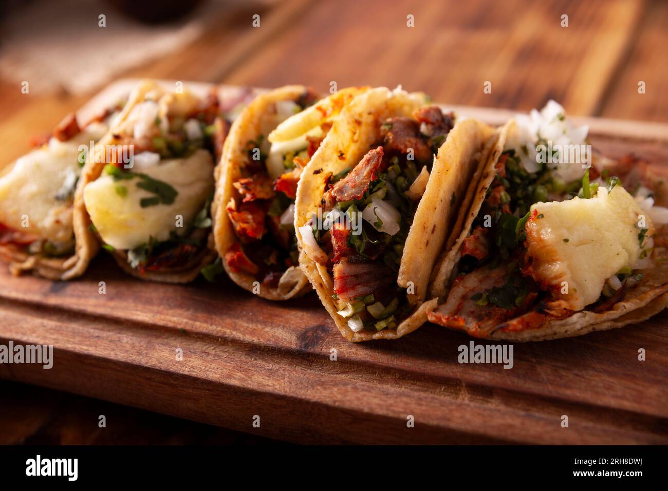 Tacos al pasteur. Aussi connu sous le nom de Tacos de Trompo, ils sont le type le plus populaire de tacos de rue au Mexique, généralement fait avec le porc et le boeuf mariné W Banque D'Images