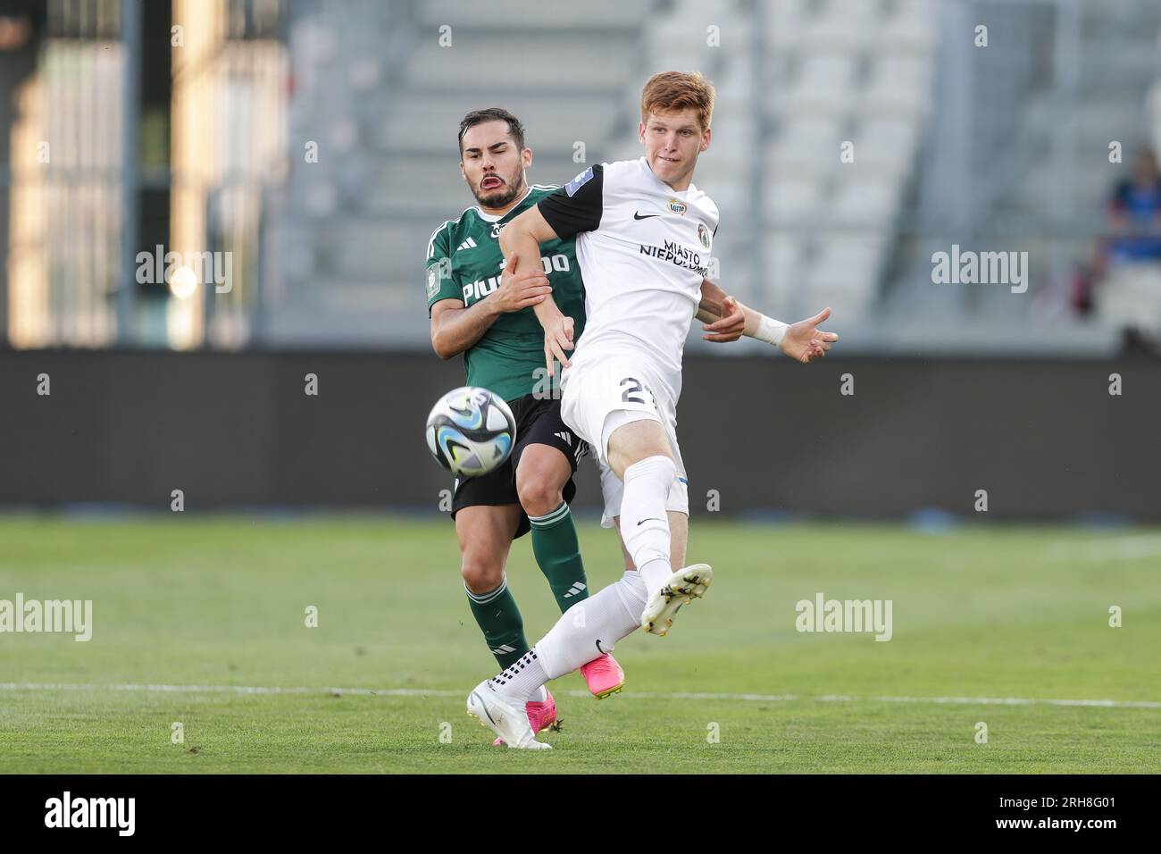 Cracovie, Pologne. 13 août 2023. Yuri Oliveira Ribeiro de Legia Warszawa (à gauche) et Jordan Majchrzak de Puszcza Niepolomice (à droite) en action lors du match de football polonais PKO Ekstraklasa League 2023/2024 entre Puszcza Niepolomice et Legia Warszawa au stade de Cracovia. Score final ; Puszcza Niepolomice 1:1 Legia Warszawa. (Photo Grzegorz Wajda/SOPA Images/Sipa USA) crédit : SIPA USA/Alamy Live News Banque D'Images