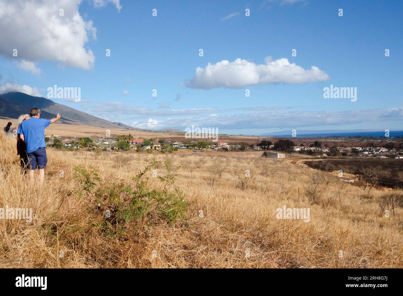 Lahaina, Hawaï, États-Unis. 13 août 2023. Le dimanche 08/13/23 les résidents de Lahaina voient la dévastation du siège historique de la monarchie hawaïenne dans la vieille ville de Lahaina. D'en haut, la zone de feu apparaît d'un autre monde, impossible à concilier avec le lieu local animé et le centre touristique qu'il avait été lundi. (Image de crédit : © J. Matt/ZUMA Press Wire) USAGE ÉDITORIAL SEULEMENT! Non destiné à UN USAGE commercial ! Banque D'Images
