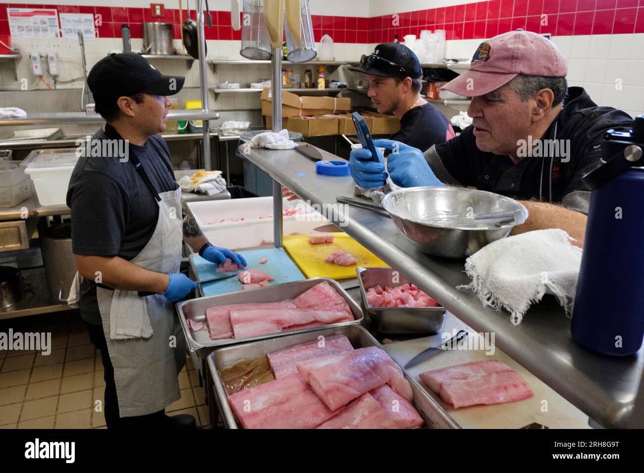 Wailuku, Hawaï, États-Unis. 13 août 2023. 2 500 livres de mahi mahi donnés sont préparés pour poke par les bénévoles du Chef hui le dimanche 08/13/23. Le poke sera servi aux habitants de Lahaina qui ont été touchés par le feu de forêt qui a détruit l'ancien siège historique de la monarchie hawaïenne dans la ville de Lahaina. (Image de crédit : © J. Matt/ZUMA Press Wire) USAGE ÉDITORIAL SEULEMENT! Non destiné à UN USAGE commercial ! Banque D'Images