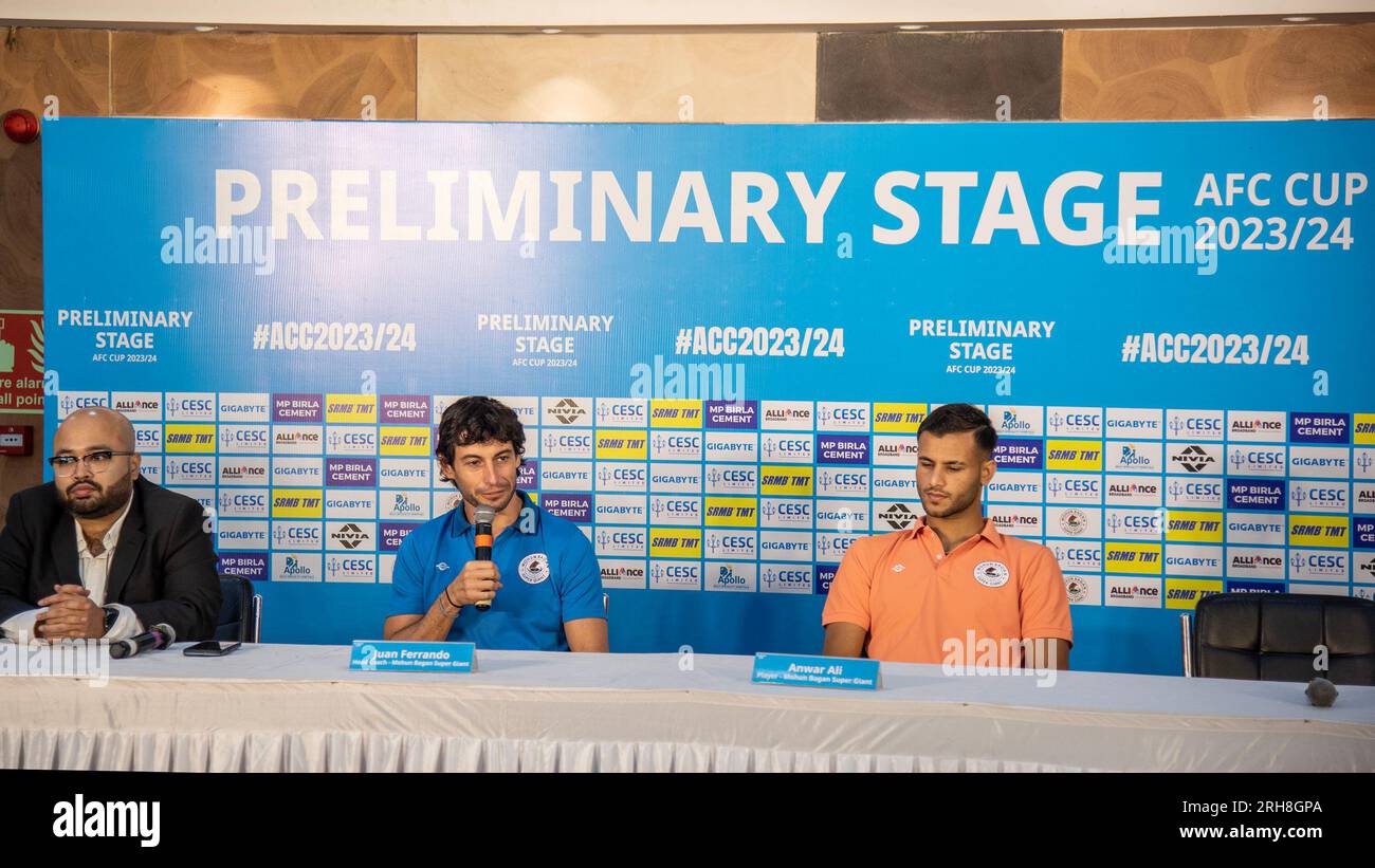 Kolkata, Inde. 15 août 2023. Conférence de presse d'avant-match de la coupe de l'AFC match préliminaire entre Mohunbagan Super Giant (Inde) et Machhindra FC (Népal), au Yuba Bharati Krirangan Media Centre au Salt Lake Stadium, Kolkata, prévu pour le 16 octobre 2023. L'entraîneur-chef du Super géant de Mohunbagan, M. Juan Ferrando et le joueur Anwar Ali, ainsi que l'entraîneur-chef du Mchhindra FC (Népal) Kishor kumar K C et le joueur Bishal Sherstha s'adressent aux médias. (Photo Amlan Biswas/Pacific Press) crédit : Pacific Press Media production Corp./Alamy Live News Banque D'Images