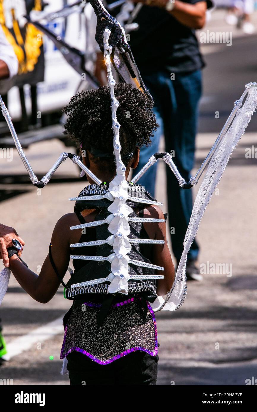 Edmonton, Canada. 13 août 2023. Un enfant vu porter un costume d'os de squelette alors que le défilé Cariwest d'Edmonton roule dans le centre-ville d'Edmonton. Le festival Cariwest célèbre le patrimoine et la culture des îles des Caraïbes. Crédit : SOPA Images Limited/Alamy Live News Banque D'Images