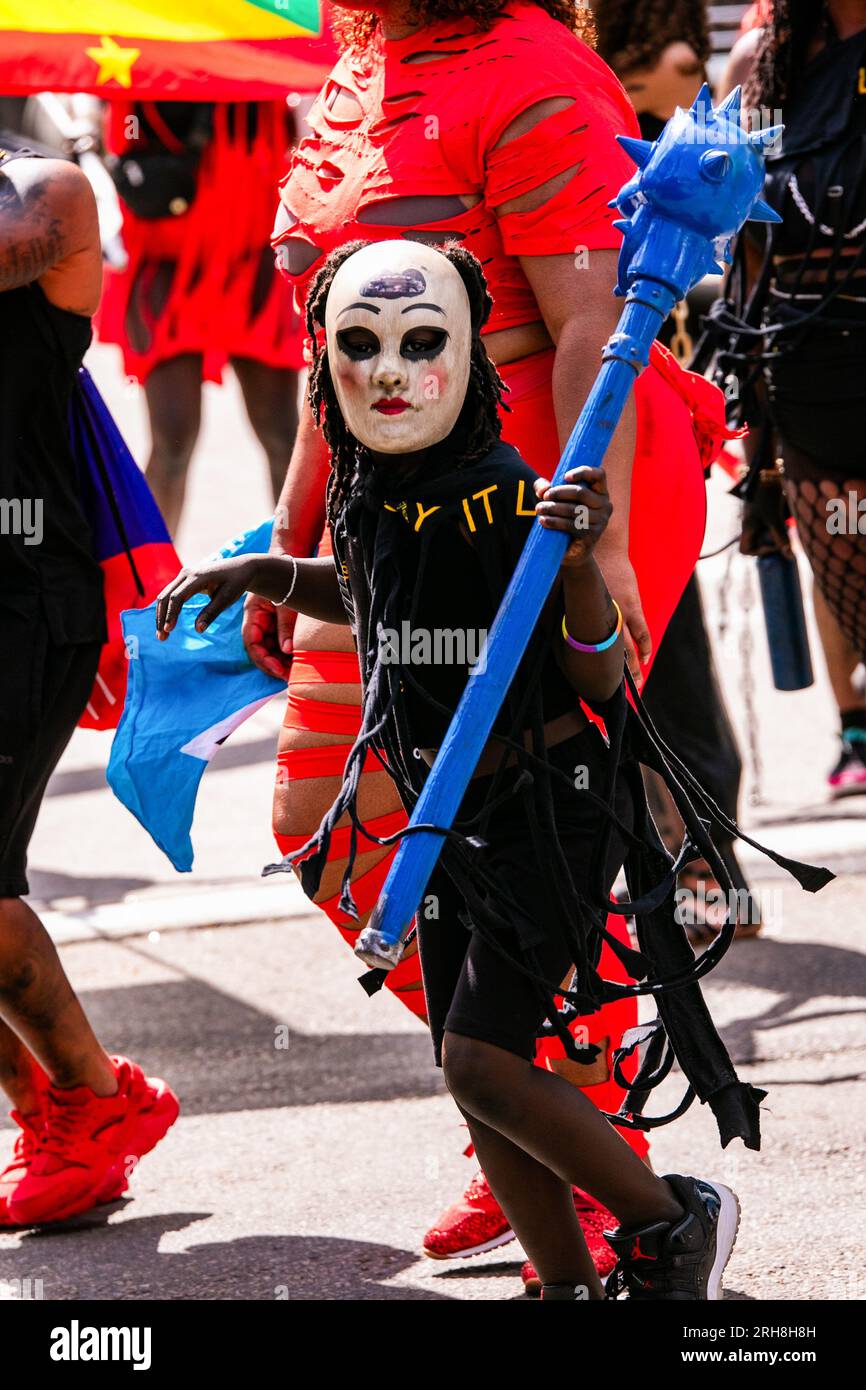 Edmonton, Canada. 13 août 2023. Le thème de la mort est représenté alors que le défilé Cariwest d'Edmonton roule dans le centre-ville d'Edmonton. Le festival Cariwest célèbre le patrimoine et la culture des îles des Caraïbes. (Photo Ron Palmer/SOPA Images/Sipa USA) crédit : SIPA USA/Alamy Live News Banque D'Images