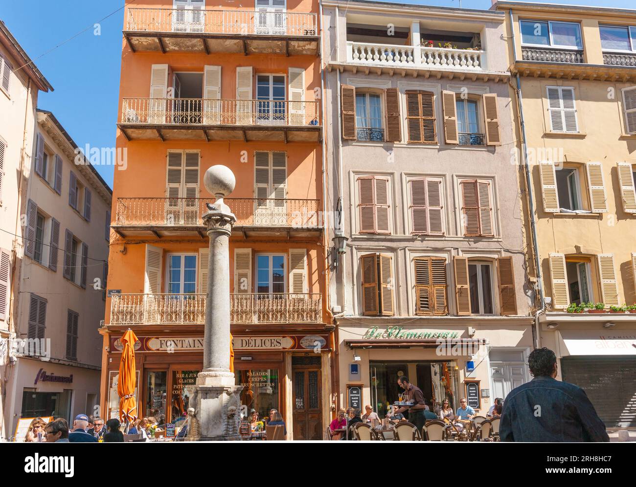 Antibes France - mai 1 2011 ; les clients du café et du restaurant assis sur une table de pavage d'avoine généralement sous de vieux appartements dans la rue urbaine. Banque D'Images Antibes France - mai 1 2011 ; les clients du café et du restaurant assis sur une table de pavage d'avoine généralement sous de vieux appartements dans la rue urbaine. Banque D'Images