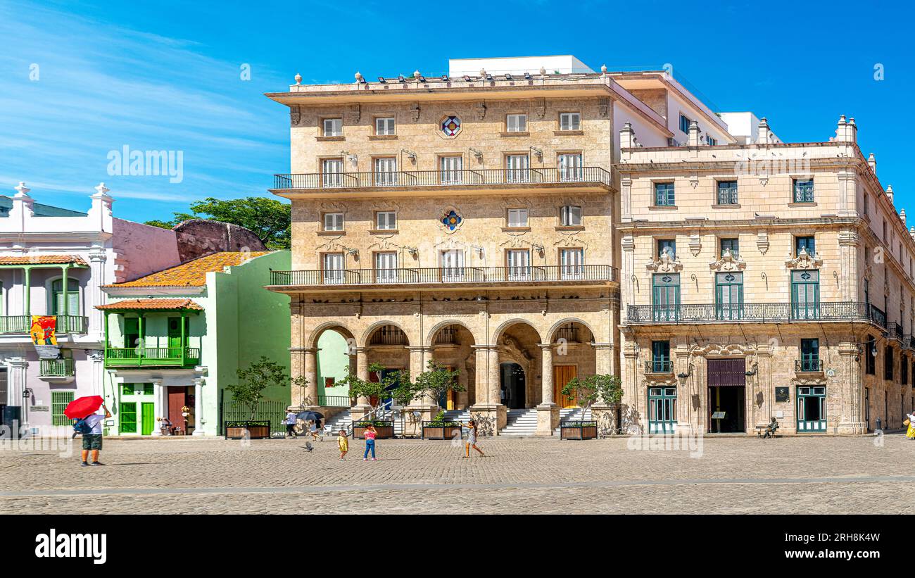 Cuba, la Havane. La Plaza de San Francisco de Asís a été construite en face du port de la Havane au 16e siècle. Banque D'Images