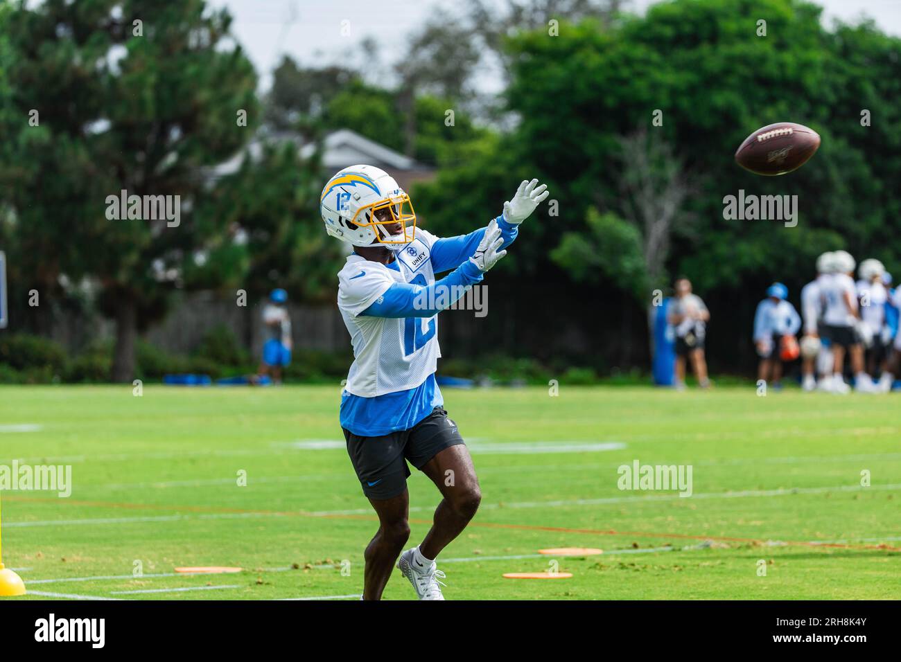 Derius Davis (12 ans), récepteur large des Chargers de Los Angeles, exécute un exercice de récepteur pendant le camp d'entraînement au complexe sportif Jack Hammett, lundi 14 août 2023, à Costa Mesa, calif. (Louis Chen/image du sport) Banque D'Images