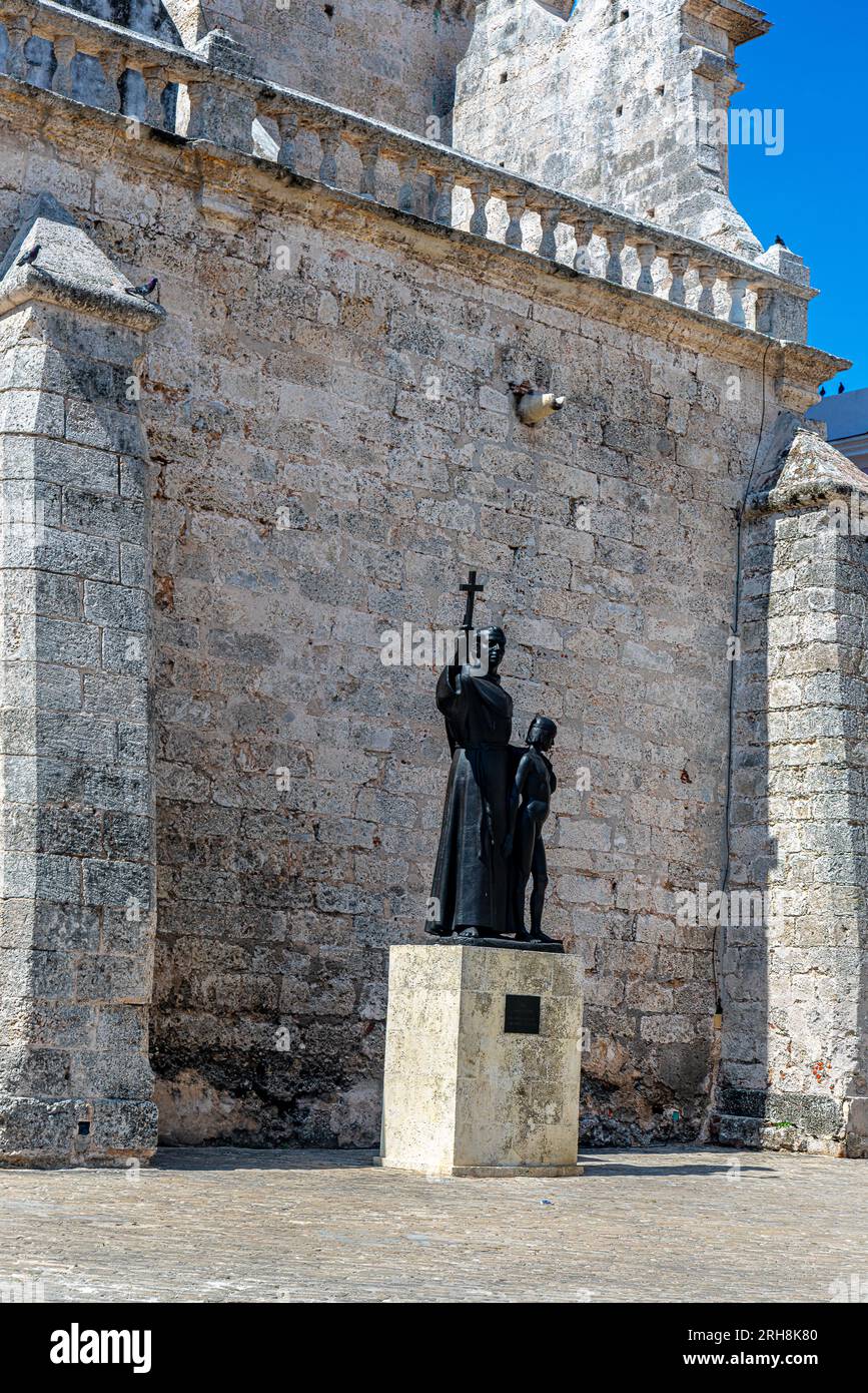 Cuba.Old Havana.Statue de Fray Junipero Serra. La vieille Havane est entourée de quatre places, dont l'une s'appelle Plaza de San Francisco. Banque D'Images