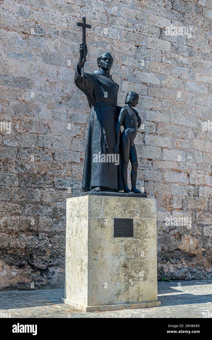 Cuba.Old Havana.Statue de Fray Junipero Serra. La vieille Havane est entourée de quatre places, dont l'une s'appelle Plaza de San Francisco. Banque D'Images